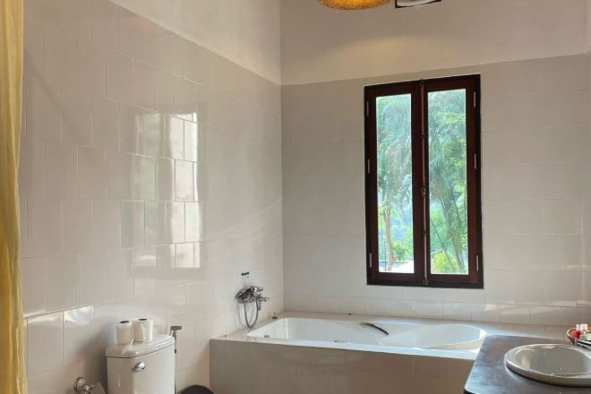Phòng tắm | Vòi sen phun mưa, đồ dùng nhà tắm miễn phí, máy sấy tóc 
