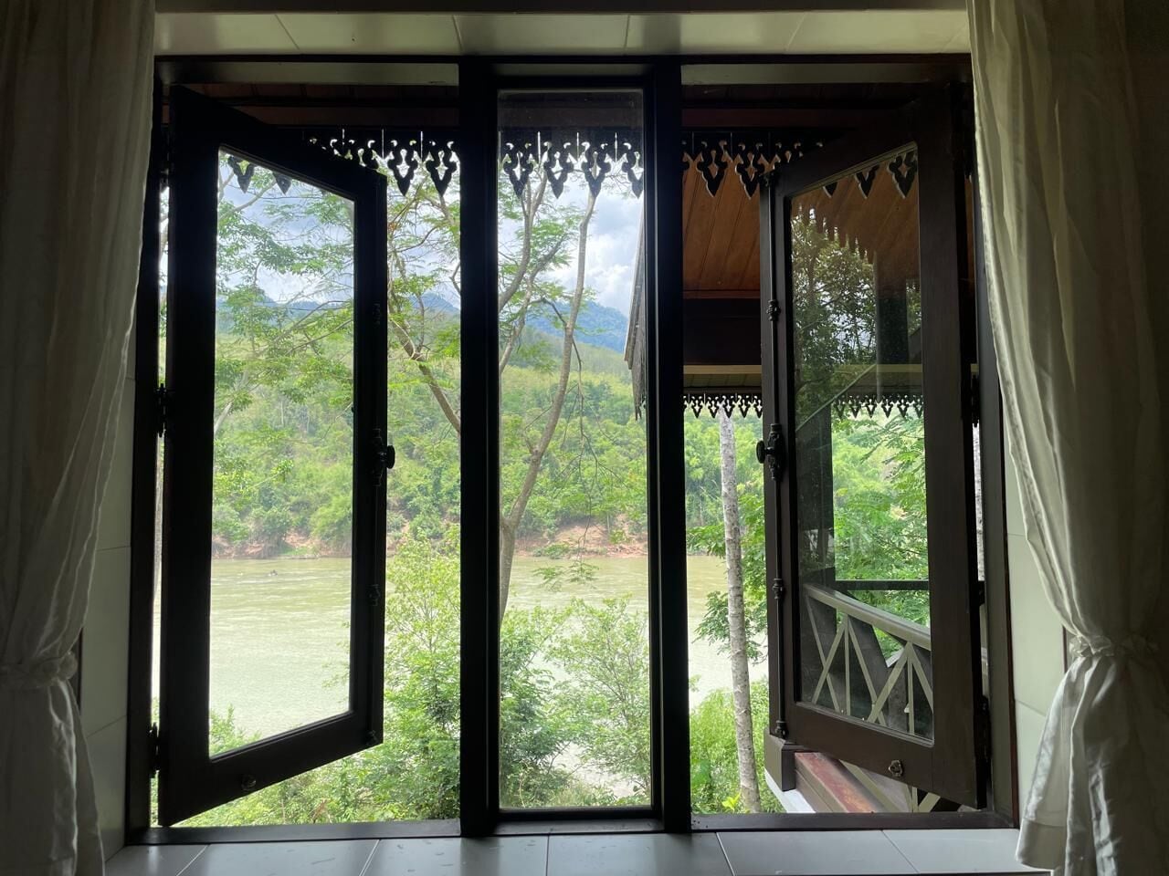 junior twin room, river view | bathroom | rainfall showerhead, free toiletries, hair dryer, bathrobes