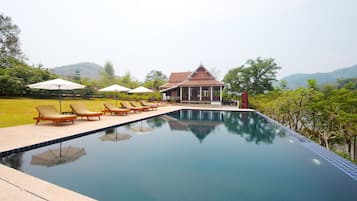 Hồ bơi ngoài trời