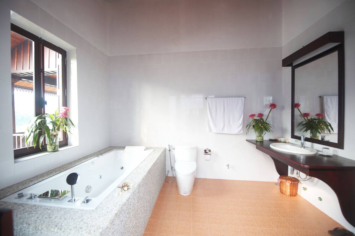 executive villa, river view | bathroom | rainfall showerhead, free toiletries, hair dryer, bathrobes