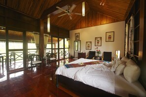 Junior-sviitti, jokinäköala | Tallelokero huoneessa, yksilöllisesti sisustettu, työpöytä