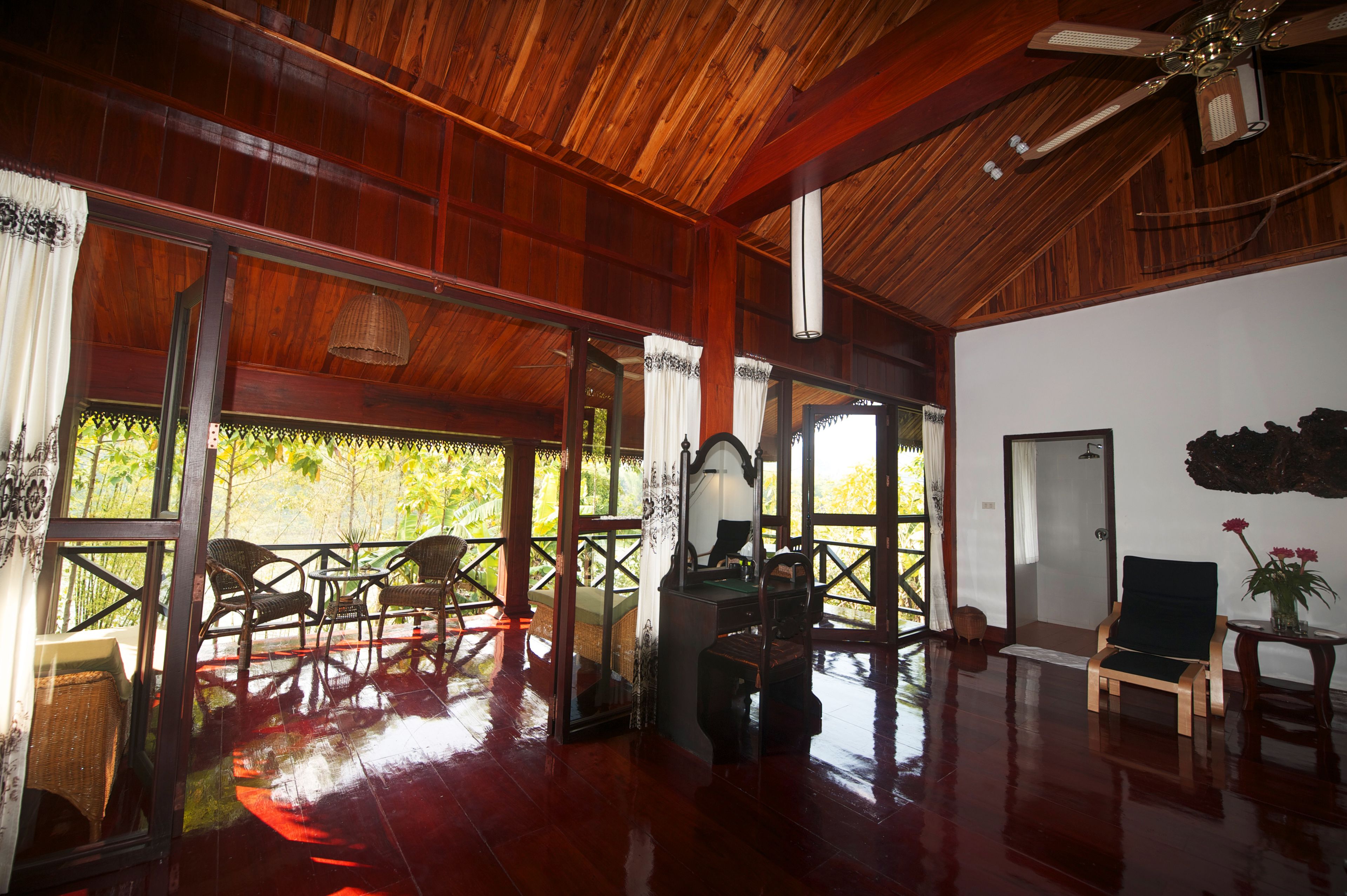 junior suite, river view | living area