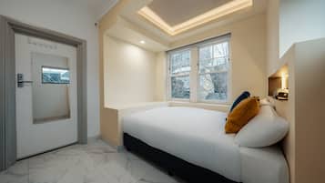 Habitación doble urbana, baño compartido | Decoración personalizada, muebles diferentes, escritorio y wifi gratis