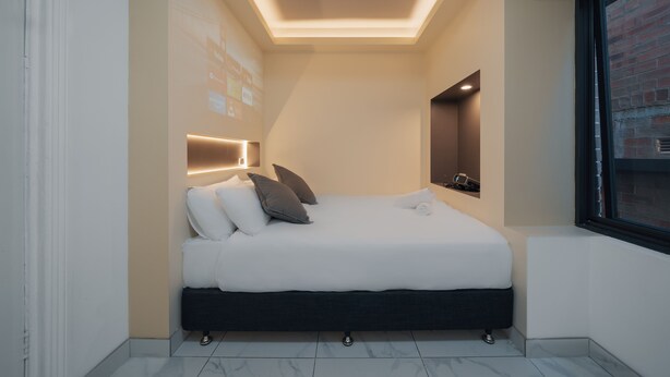 Deluxe Double room with Shared bathroom | Desk, WiFi (free), individually decorated, individually furnished - Cozy M Hostel (Woolloomooloo)