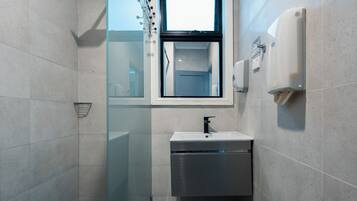 Douche, sĂšche-cheveux, serviettes fournies, savon