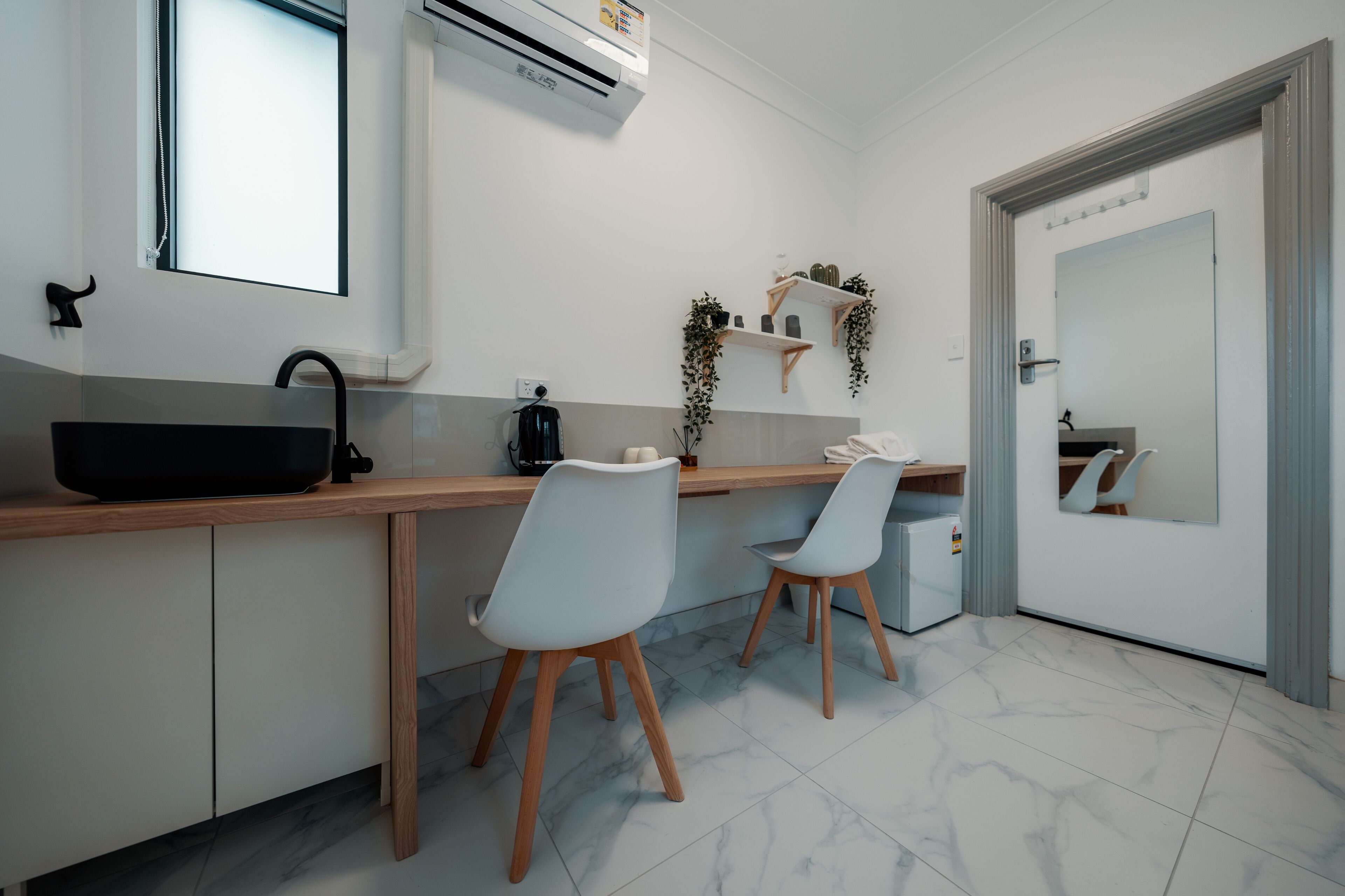 Decoración personalizada, muebles diferentes, escritorio y wifi gratis 