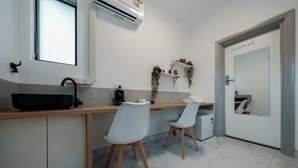Desk, WiFi (free), individually decorated, individually furnished - Cozy M Hostel (Woolloomooloo)