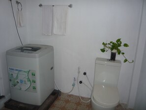 Economy dubbelrum - havsutsikt - mot vattnet | Badrum | Dusch, gratis toalettartiklar, hårtork och handdukar