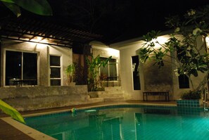 حمّام سباحة خارجي