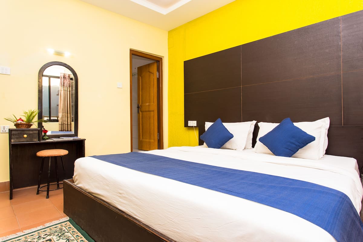 1 bedroom, premium bedding, desk, soundproofing