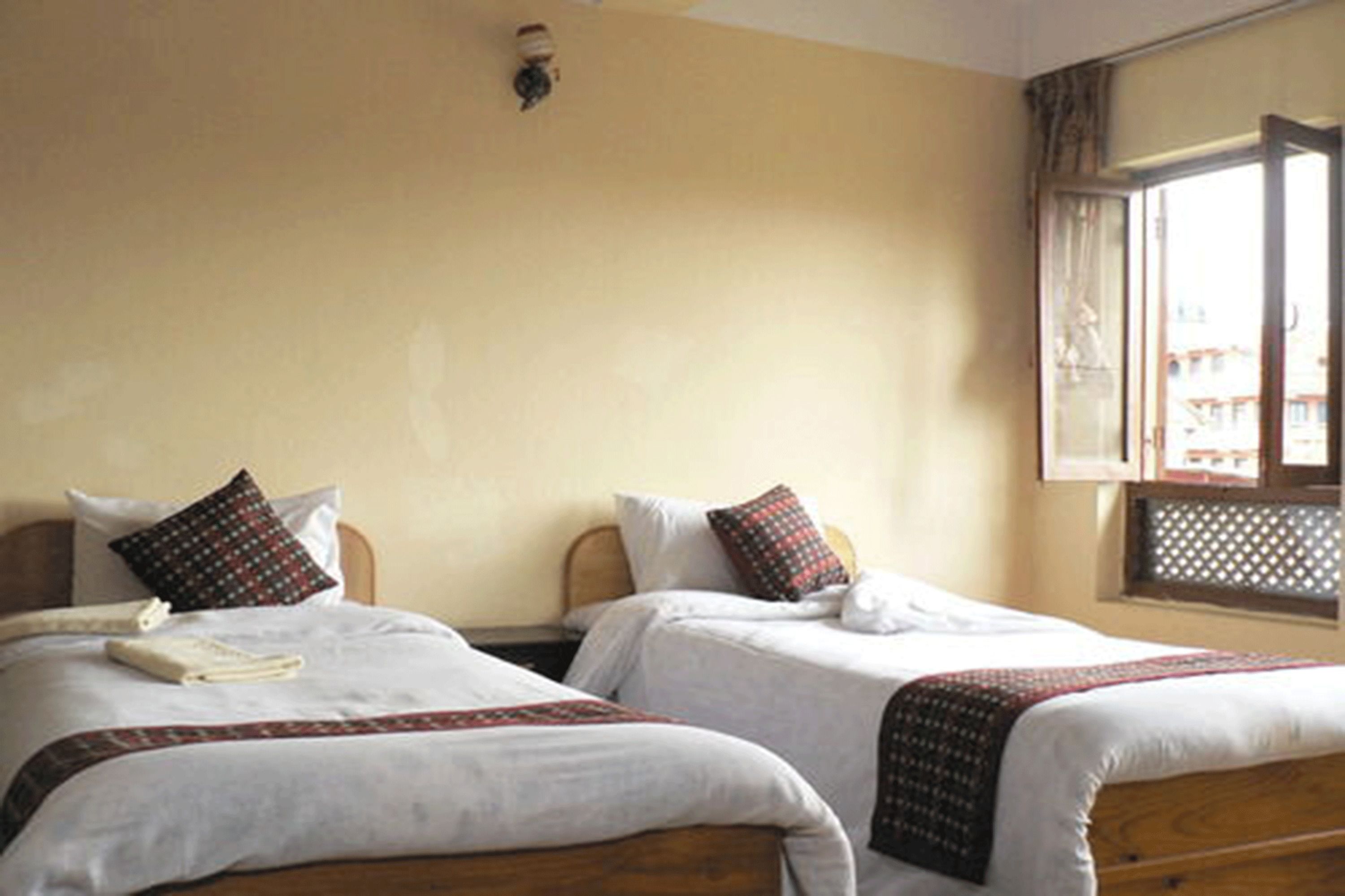 Standard Twin Room, 2 Bedrooms | Desk, free WiFi