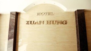 A wooden sign with the words "HOTEL" and "XUAN HUNG" engraved on it. - Xuan Hung Hotel (Da Nang)