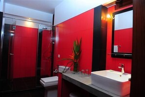 Kamar Double Superior, 1 Tempat Tidur King, pemandangan gunung, tepi gunung | Kamar mandi | Shower dan perlengkapan mandi gratis