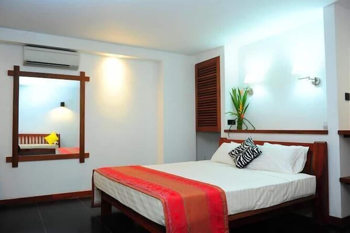 Habitación doble Deluxe, vista a la montaña, junto a la montaña | Minibar, escritorio, insonorización y tabla de planchar con plancha