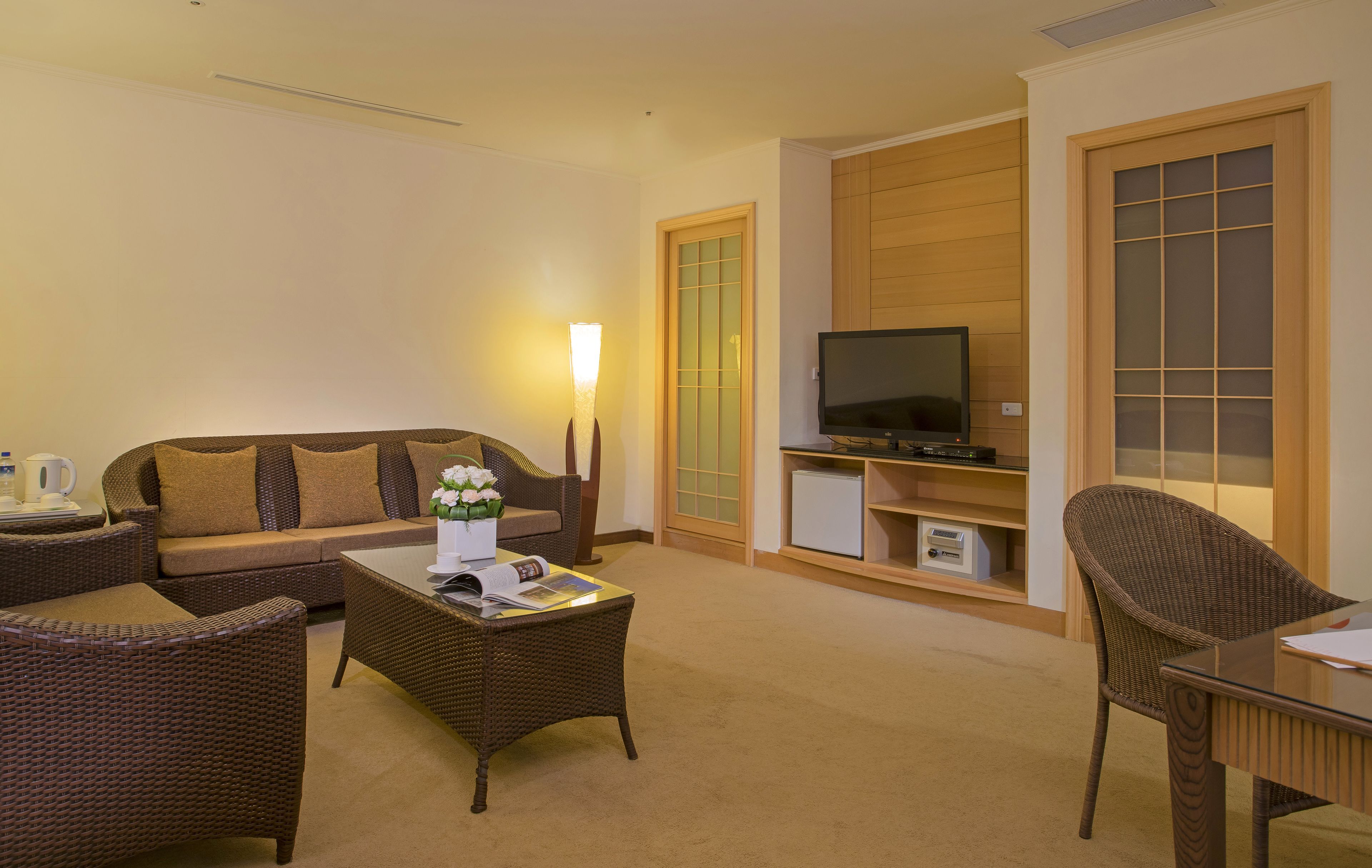 suite | living area | 32-inch led tv with cable channels, tv