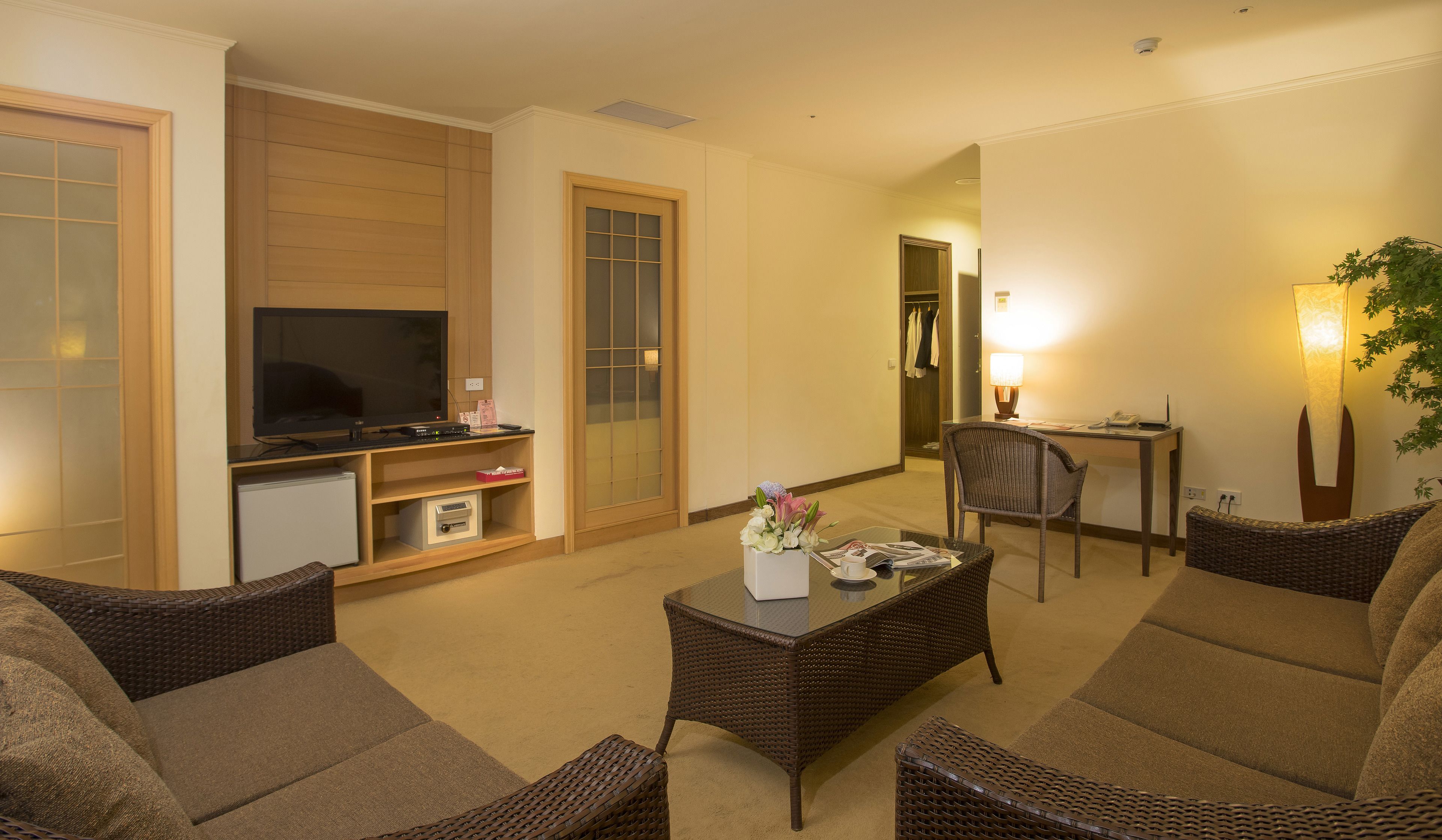 suite | living area | 32-inch led tv with cable channels, tv