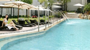 A swimming pool with lounge chairs and umbrellas. - Le Beau Max Resort (Fanlu)
