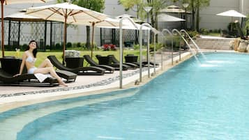 2 outdoor pools