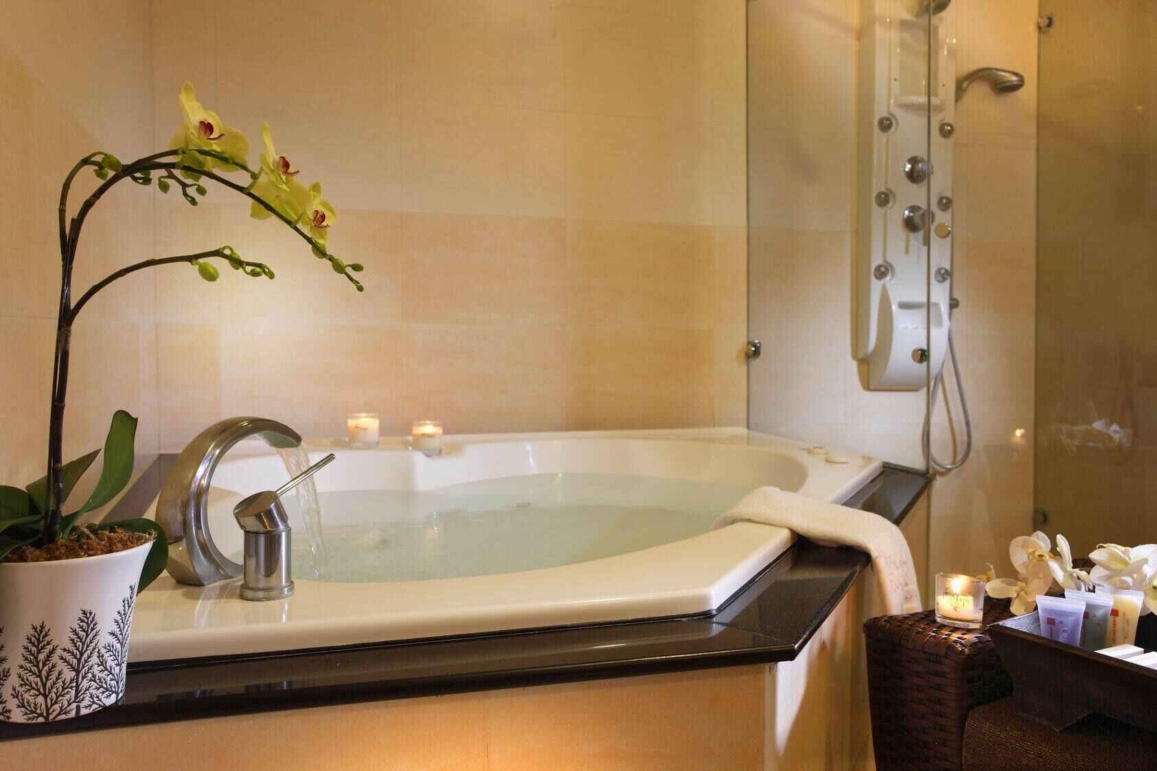 deluxe room, 1 double bed | bathroom | separate bathtub and shower, free toiletries, hair dryer, slippers