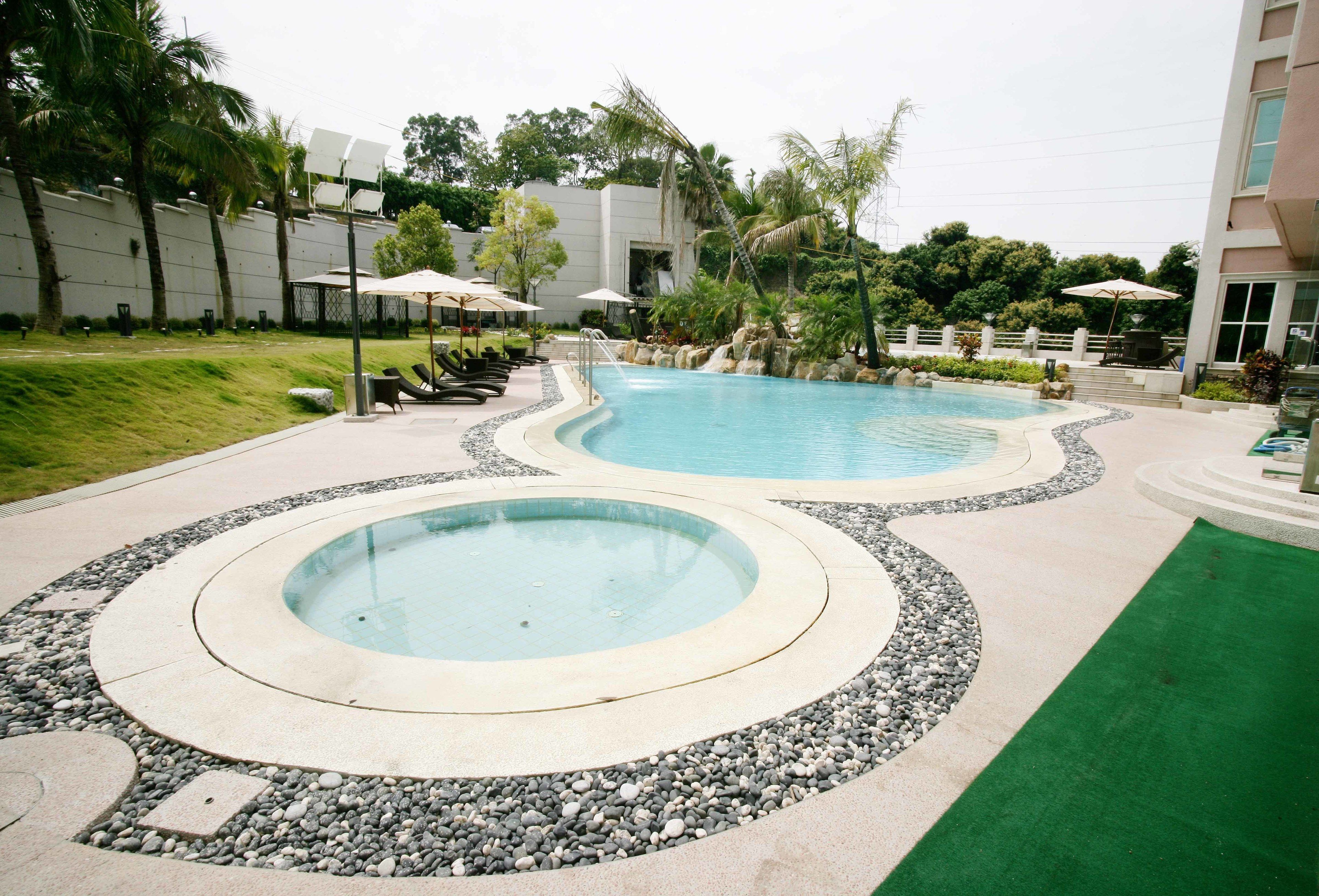 2 outdoor pools