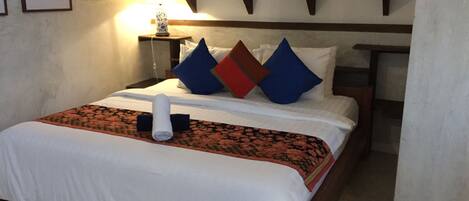 Upper Chalet | Minibar, in-room safe, desk, soundproofing