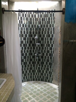 Lower Chalet | Baño | Regadera, amenidades de baño gratuitas, toallas, shampoo 