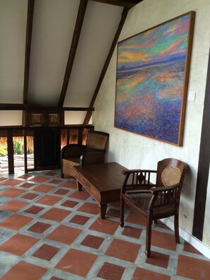 Upper Chalet | Minibar, safe på rommet, skrivebord og lydisolert