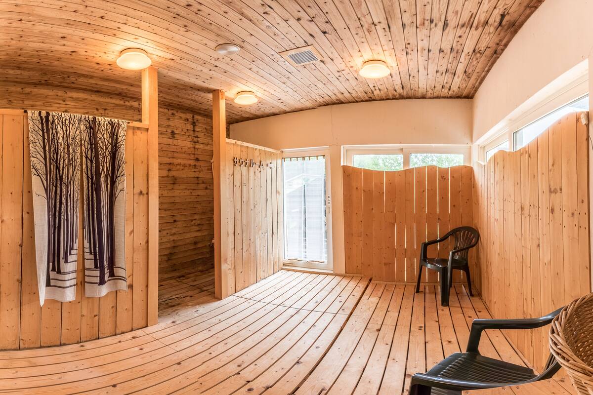 Combined shower/tub, free toiletries, towels