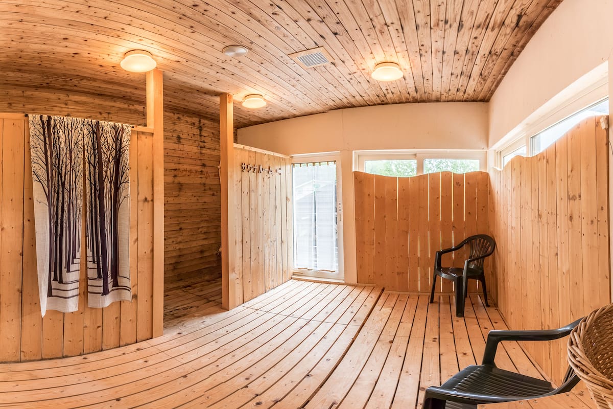 Een bad/douchecombinatie, gratis toiletartikelen, handdoeken