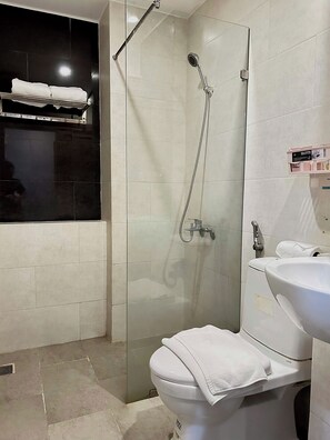 Regadera, regadera tipo lluvia, amenidades de baño de diseñador 