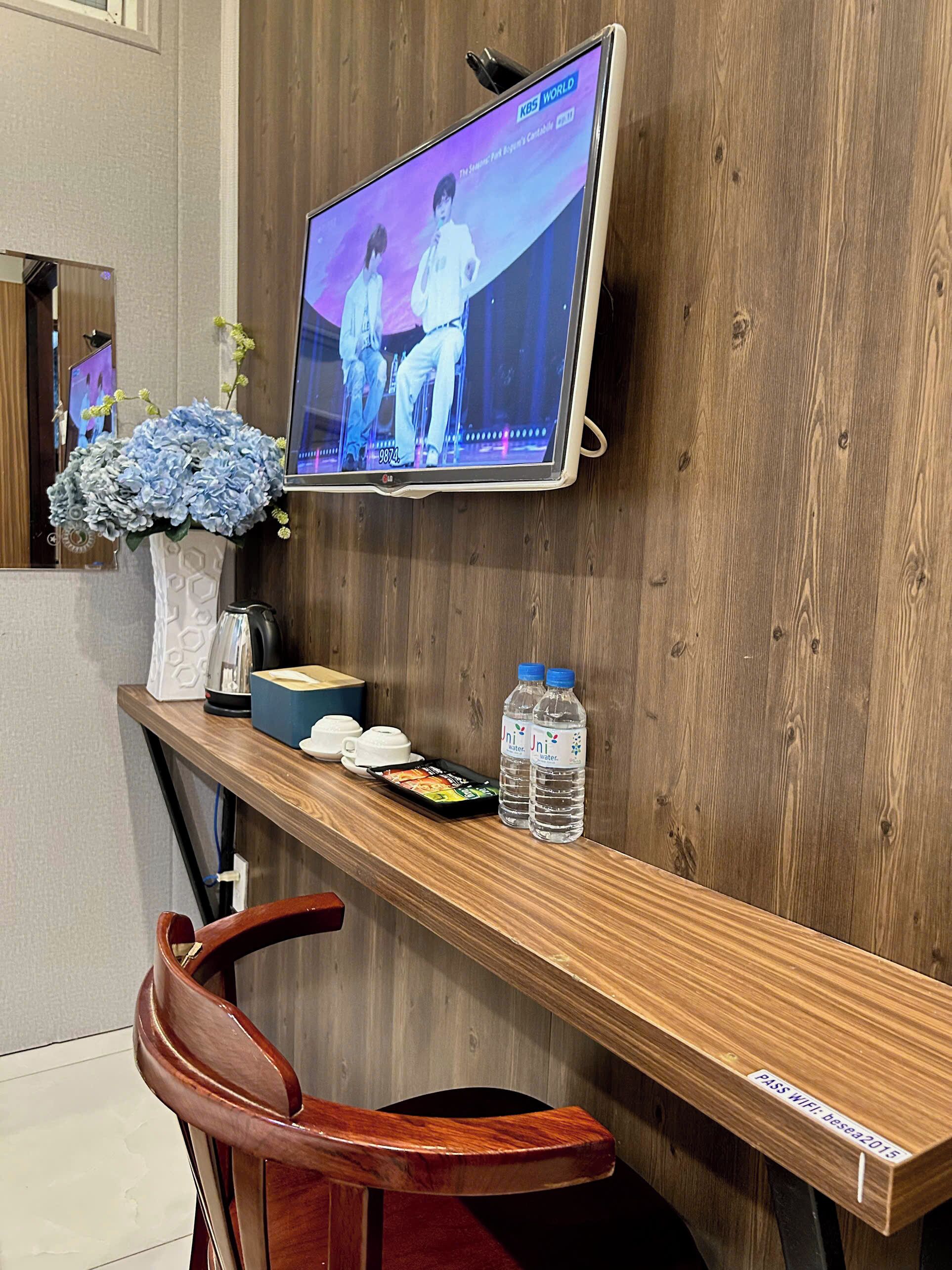 标准双人房, 无窗 | 起居区 | 平板电视