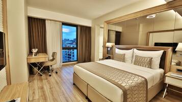 Suite familiar, 2 habitaciones | 1 dormitorio, ropa de cama de alta calidad, minibar y caja fuerte