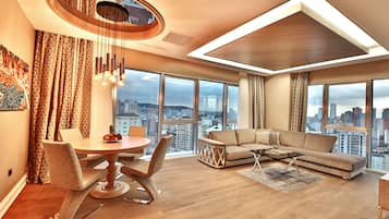 King Suite | Área de sala de estar | Televisión LCD de 60 pulgadas con canales vía satélite y televisión