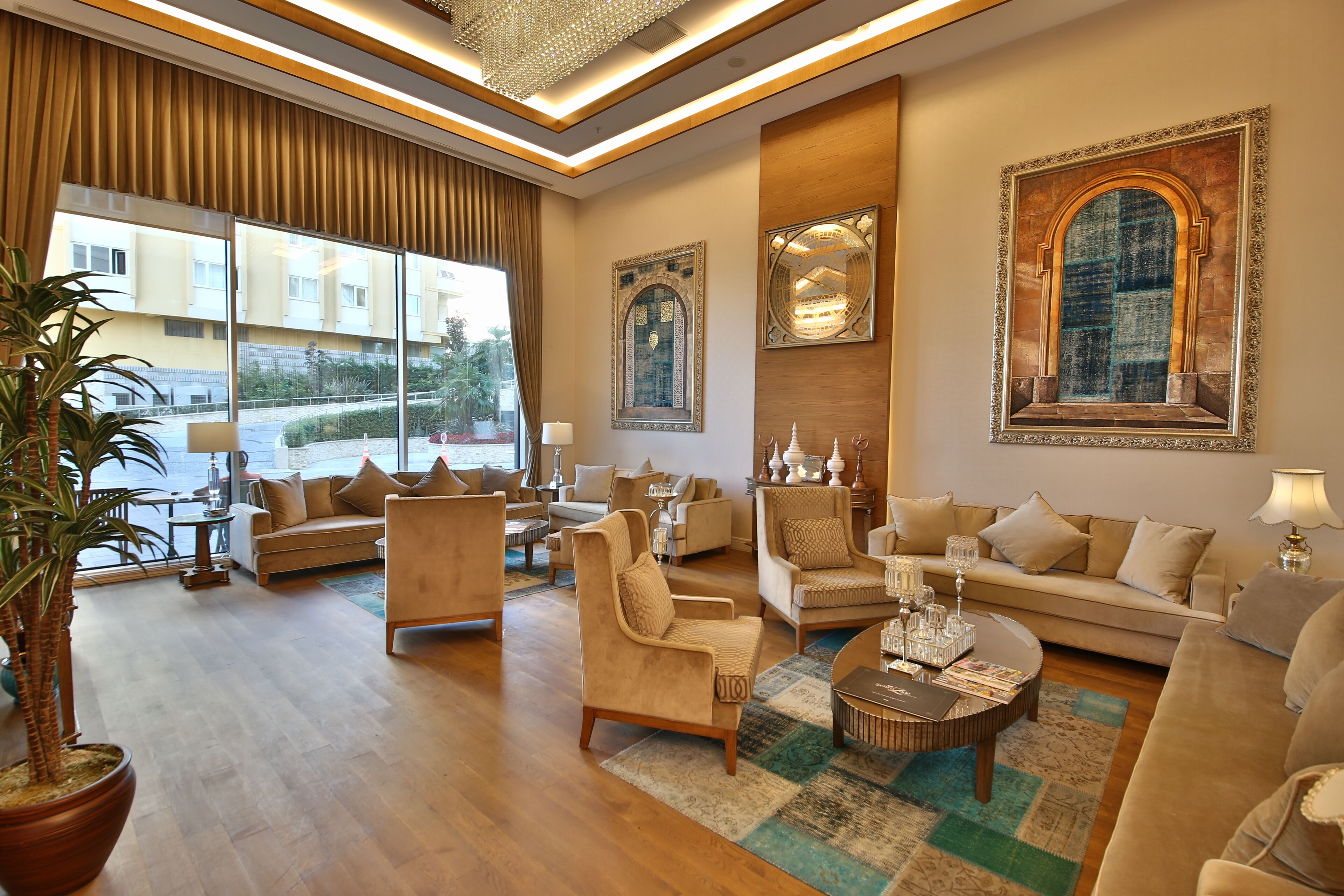 Un salon spacieux doté d’une grande fenêtre, de sièges confortables et d’éléments décoratifs.