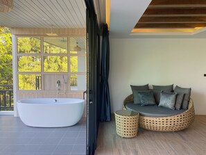 Deep-soaking bathtub