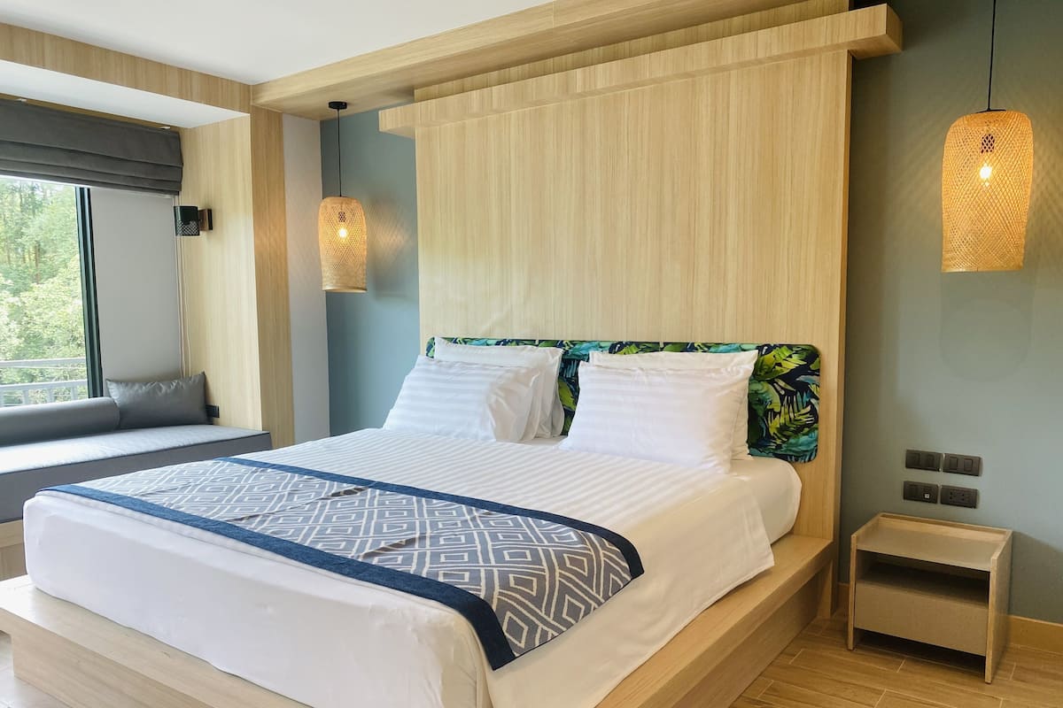 Deluxe Room, Pool View | 1 bilik tidur, bar mini, peti besi dalam bilik