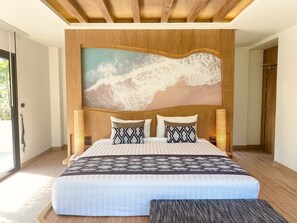 Suite Junior, vista piscina | Minibar, una cassaforte in camera, con stile personalizzato