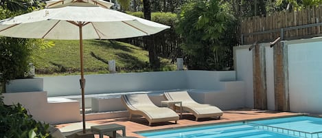 Außenpool, Sonnenschirme, Liegestühle