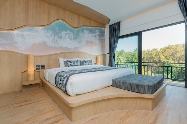 Un dormitorio moderno con una cama curvada, un ventanal grande y vistas a zonas verdes.