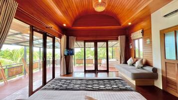 Familiekamer, 2 slaapkamers, uitzicht op zee | Een minibar, een kluis op de kamer, individueel gedecoreerd