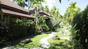 A tropical resort with a stone pathway leading to a building with a tiled roof. - Baan Taranya Koh Yao Yai Resort (Ko Yao)