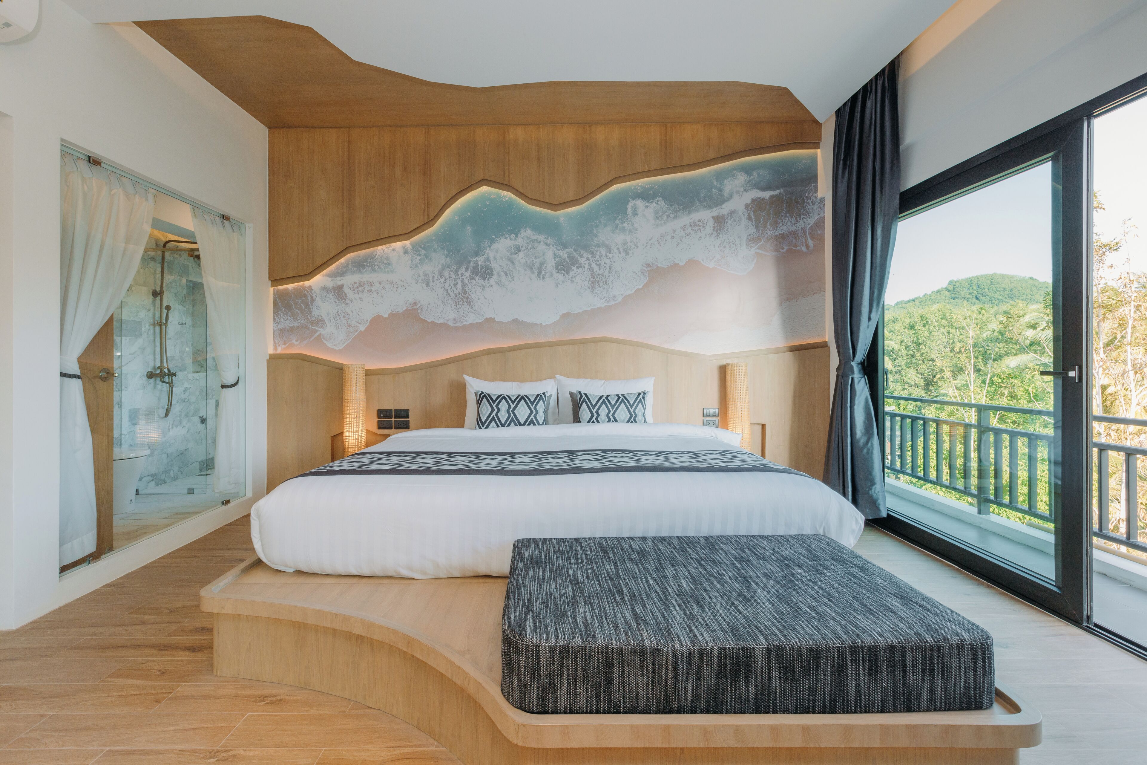 Penthouse | Minibar, in-room safe, individually decorated, individually furnished