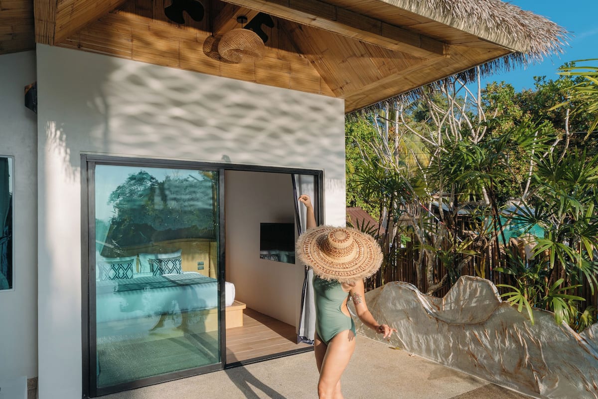 Junior Suite Pool Access | 1 kamar tidur, minibar, brankas, dan didekorasi berbeda-beda