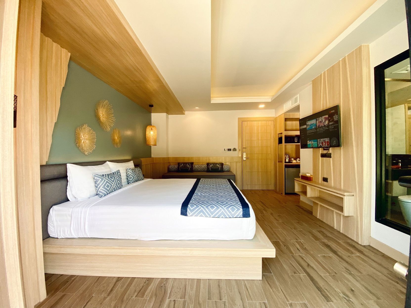 Een minibar, een kluis op de kamer, individueel gedecoreerd