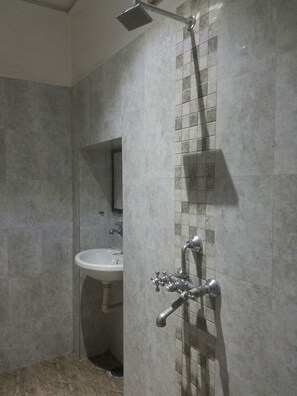 Bathroom shower - Baba Guest House (Varanasi)