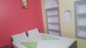 Ropa de cama de alta calidad y caja de seguridad en la habitación 