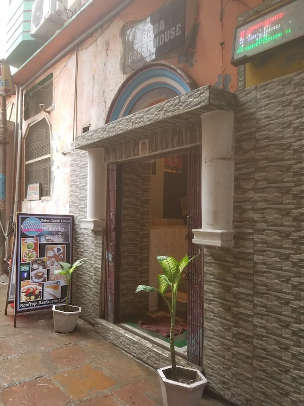 Property entrance - Baba Guest House (Varanasi)