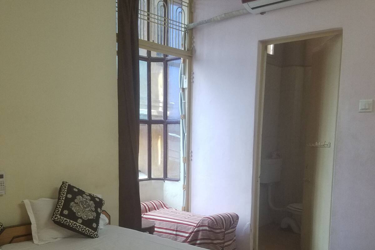 Premium bedding, in-room safe, desk, free WiFi