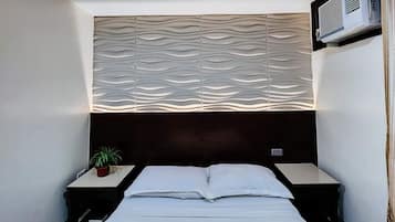 Double Room | Desk, bed sheets