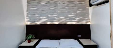 Double Room | Desk, bed sheets